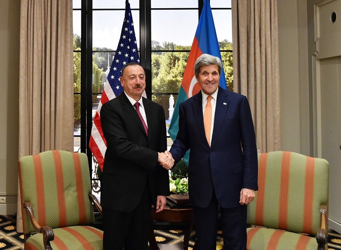 Ilham Aliyev trifft mit Kerry zusammen